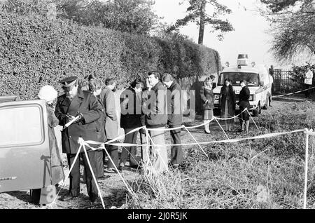 Crime Scene police Investigation et entretiens dans la zone de marche connue localement sous le nom de Black Pad à Narborough, Leicestershire, où la jeune fille d'école Lynda Mann âgée de 15 ans a été trouvée violée et étranglée, photographiée le mercredi 23rd novembre 1983. Colin Pitchfork a été condamné à la prison à vie (1988) après avoir admis les meurtres séparés de Lynda Mann, âgée de 15 ans (1983 ans), et de Dawn Ashworth, âgée de 15 ans (1986 ans). Il a été la première personne reconnue coupable de meurtre sur la base de la preuve de la prise d'empreintes génétiques et la première à être capturée à la suite d'un dépistage de masse de l'ADN. Banque D'Images