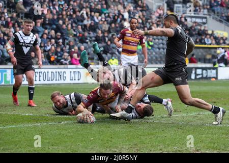 Chris McQueen (12) de HUDDERSFIELD Giants va plus pour un essai et fait le score 14-4 à Hull, Royaume-Uni le 3/20/2022. (Photo de James Heaton/News Images/Sipa USA) Banque D'Images