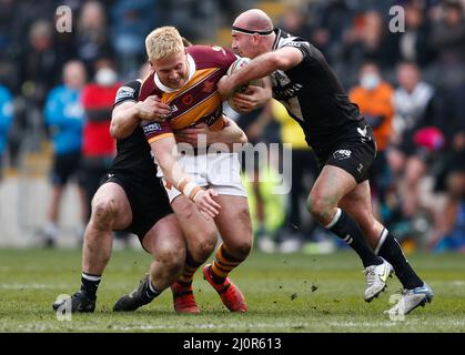 Oliver Wilson de Huddersfield Giants est affronté lors du match de la Super League de Betfred au MKM Stadium, Kingston upon Hull. Date de la photo: Dimanche 20 mars 2022. Banque D'Images