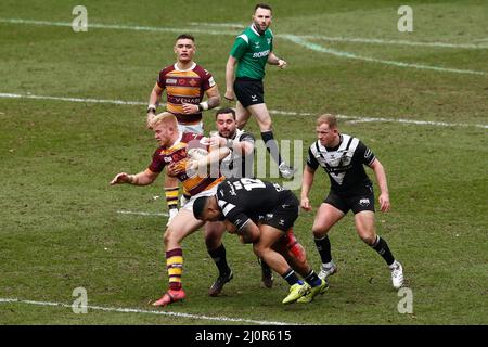 Oliver Wilson de Huddersfield Giants est affronté lors du match de la Super League de Betfred au MKM Stadium, Kingston upon Hull. Date de la photo: Dimanche 20 mars 2022. Banque D'Images