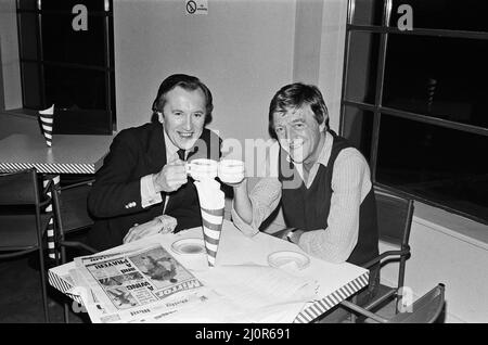 Loin d'être fatigués sont les présentateurs du petit déjeuner TV AM David Frost et Michael Parkinson, comme ils se préparer pour la première émission de TV AM. 31st janvier 1983. Banque D'Images