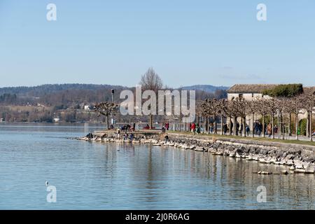 Rapperswil, Suisse le 27 février 2022 Promenade de l'eau au lac de Zurich par une journée ensoleillée Banque D'Images