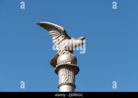 Rapperswil, Suisse 27 février 2022 Sculpture d'un aigle assis au sommet d'un pilier Banque D'Images