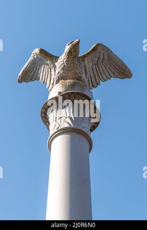 Rapperswil, Suisse 27 février 2022 Sculpture d'un aigle assis au sommet d'un pilier Banque D'Images