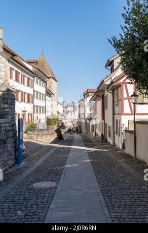 Rapperswil, Suisse 27 février 2022 petite promenade piétonne le long de quelques bâtiments historiques Banque D'Images