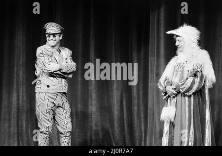 Elton John apporte la maison en bas à un spectacle au Théâtre Royal de Londres. Il a également fait équipe avec Sir John Gielgud pour un duo. Sir John était dans un rôle peu connu - d'Œuf le premier, un roi d'oies. 2e décembre 1984. Banque D'Images