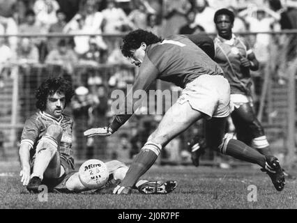 Tony Codon (né le 19 mai 1961) est un ancien footballeur anglais qui a joué comme gardien de but. Né à Tamworth, il a fait 500 apparitions à la Ligue de football et à la Premier League pour Birmingham City, Watford, Manchester City et Sunderland. Il est sorti brièvement de sa retraite en 2004 pour Hereford United après une crise de gardien de but. Après un bref passage comme agent de football, Coton est devenu le scout en chef de Wigan Athletic. Il a également travaillé comme scout pour Bolton Wanderers avant de devenir le chef du recrutement de gardien de but d'Aston Villa en 2015. (Photo) Birmingham 0 - 0 Liverpool. Combats de gardien de blues à garder Banque D'Images