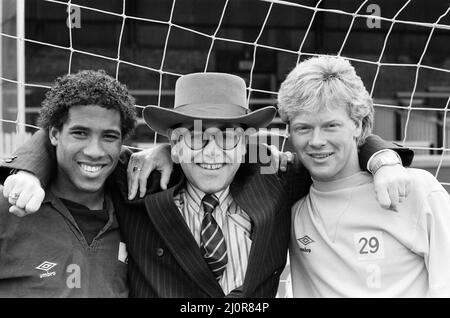 Le Watford FC se met en place pour la demi-finale de la coupe FA du samedi contre Plymouth Argyle. De gauche à droite, John Barnes, président Elton John et Mo Johnston. 11th avril 1984. Banque D'Images