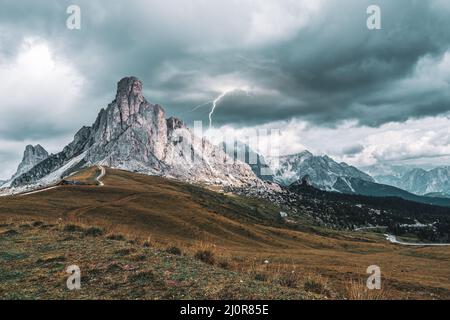 Vue panoramique sur la montagne de Nuvolau dans les Dolomites Banque D'Images