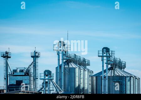 Silos à grains en acier sur fond de ciel Banque D'Images