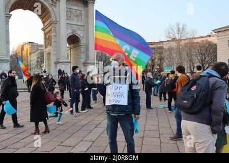 Des manifestants à l'Arco della Pace, qui détiennent des drapeaux et des pancartes pour protester contre la guerre en Ukraine. Banque D'Images
