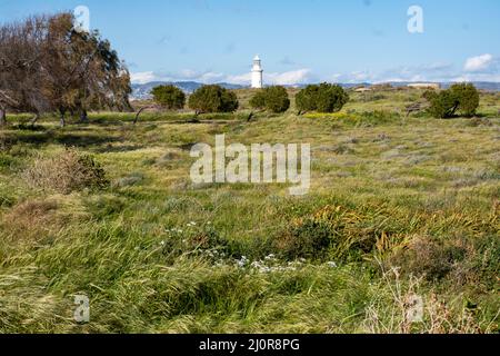 Le phare de Paphos, situé dans le parc archéologique de Paphos, à Chypre, est un site classé au patrimoine mondial de l'UNESCO. Banque D'Images