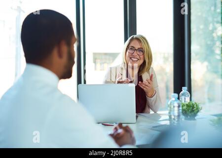 Être enthousiaste à l'idée de nouvelles idées. Photo rognée de gens d'affaires sur le lieu de travail. Banque D'Images