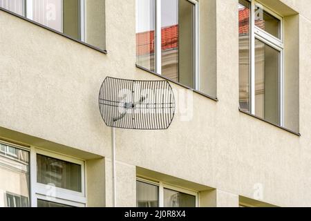 Façade Hause avec fenêtres et antenne de communication sans fil Banque D'Images