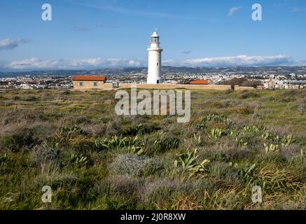 Le phare de Paphos, situé dans le parc archéologique de Paphos, à Chypre, est un site classé au patrimoine mondial de l'UNESCO. Banque D'Images