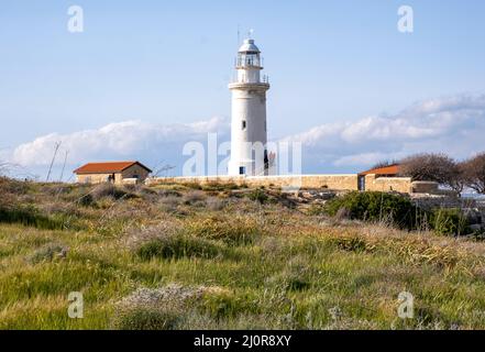 Le phare de Paphos, situé dans le parc archéologique de Paphos, à Chypre, est un site classé au patrimoine mondial de l'UNESCO. Banque D'Images