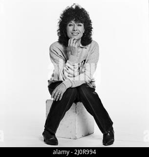 Jill Gascoine, actrice et star de la série télé détective The Gentle Touch and C.A.T.S Eyes, vu dans ce studio tournage à partir de 1984 photo prise le 14th octobre 1984 Banque D'Images