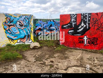 Vestiges de bâtiments lourds de batterie HAA anti-avion Purdown maintenant utilisés comme un graffiti extérieur non officiel et une galerie d'art de rue à Bristol Royaume-Uni Banque D'Images