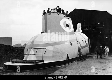 Le sous-marin jaune à Liverpool, un grand modèle de représentation du sous-marin présenté dans le film d'animation Yellow Submarine, inspiré par la chanson du même nom sur l'album Beatles Revolver. Il a été construit par un groupe d'environ 80 apprentis du chantier naval de Cammell Laird pour exposition au Festival International du jardin à Liverpool en 1984. Photos: Le sous-marin prêt à être lancé et placé en position au Beatles Maze sur le site du Garden Festival après la construction au chantier naval Cammell Laird à Birkenhead. Ile navire a été construit par des apprentis employés sous une main-d'oeuvre S. Banque D'Images