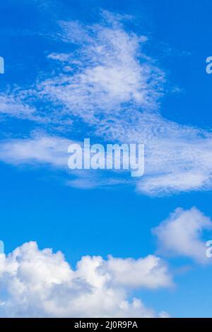 Ciel bleu avec des nuages chimiques ciel chemins chimiques jour ensoleillé. Banque D'Images