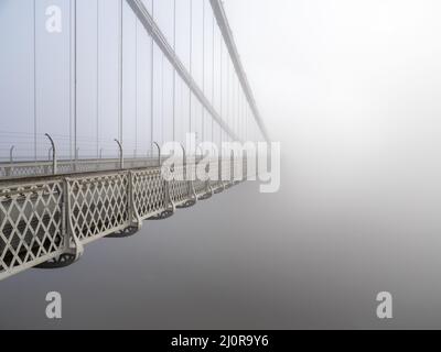 Le pont suspendu de Clifton disparaissant dans la brume lors d'une matinée brumeuse à Bristol, au Royaume-Uni Banque D'Images