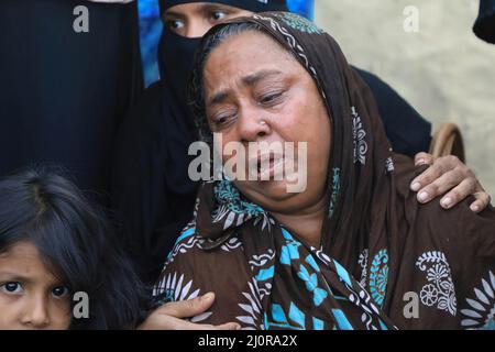 Narayanganj, Bangladesh. 20th mars 2022. Un parent d'une victime pleure après que les corps ont été récupérés du lancement qui avait chaviré dans la rivière Shitalakshya. Au moins six personnes sont mortes et des dizaines de personnes sont portées disparues comme un lancement chaviré après qu'il a été frappé par un cargo dimanche après-midi. Crédit : SOPA Images Limited/Alamy Live News Banque D'Images