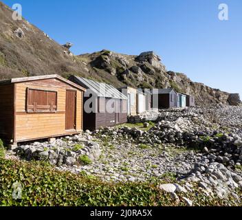 Cabanes de plage à Church Ope Cove une plage isolée et une banque de galets sur la côte est de Portland Bill près de Weymouth dans le Dorset au Royaume-Uni Banque D'Images