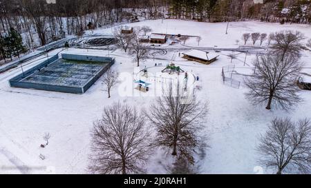 Photographie aérienne d'un terrain de jeu à Graham, en Caroline du Nord, en hiver avec un sol enneigé Banque D'Images