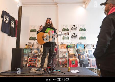 Édimbourg, Écosse. Dimanche 20 février 2022. Johnny Lynch AKA Pictush Trail joue à la boutique de musique d'Édimbourg Assai Records pour promouvoir leur cinquième album "Island Family" qui a été publié le 18 mars 2022 par Lost Map Records. Banque D'Images