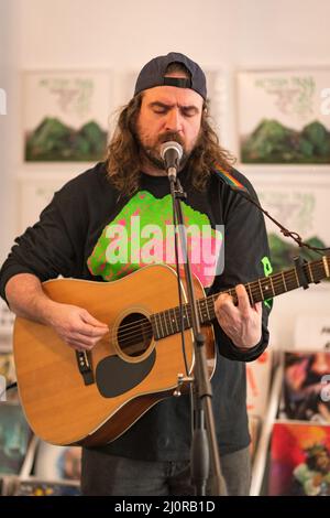 Édimbourg, Écosse. Dimanche 20 février 2022. Johnny Lynch AKA Pictush Trail joue à la boutique de musique d'Édimbourg Assai Records pour promouvoir leur cinquième album "Island Family" qui a été publié le 18 mars 2022 par Lost Map Records. Banque D'Images