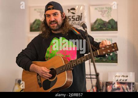 Édimbourg, Écosse. Dimanche 20 février 2022. Johnny Lynch AKA Pictush Trail joue à la boutique de musique d'Édimbourg Assai Records pour promouvoir leur cinquième album "Island Family" qui a été publié le 18 mars 2022 par Lost Map Records. Banque D'Images