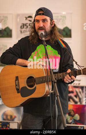 Édimbourg, Écosse. Dimanche 20 février 2022. Johnny Lynch AKA Pictush Trail joue à la boutique de musique d'Édimbourg Assai Records pour promouvoir leur cinquième album "Island Family" qui a été publié le 18 mars 2022 par Lost Map Records. Banque D'Images