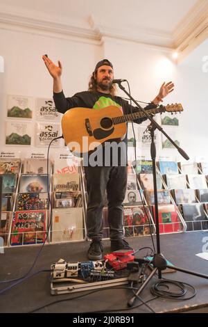 Édimbourg, Écosse. Dimanche 20 février 2022. Johnny Lynch AKA Pictush Trail joue à la boutique de musique d'Édimbourg Assai Records pour promouvoir leur cinquième album "Island Family" qui a été publié le 18 mars 2022 par Lost Map Records. Banque D'Images