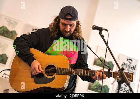 Édimbourg, Écosse. Dimanche 20 février 2022. Johnny Lynch AKA Pictush Trail joue à la boutique de musique d'Édimbourg Assai Records pour promouvoir leur cinquième album "Island Family" qui a été publié le 18 mars 2022 par Lost Map Records. Banque D'Images