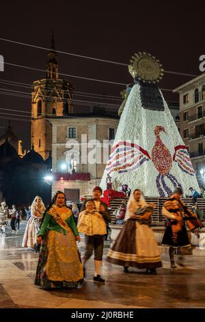 Falleros défilant à la cérémonie d'offrande de fleurs (ofrena de flors ou ofrenda de flores) pendant le festival annuel Fallas, Valence, Espagne Banque D'Images