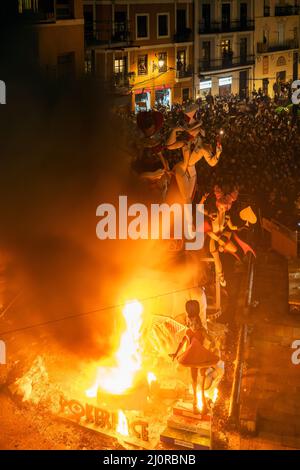 Les gens qui regardent une sculpture de Falla brûlante pendant l'événement de Crema dans la dernière nuit du festival de Fallas, Valence, Espagne Banque D'Images