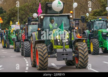 Madrid, Espagne. 17th mars 2022. Tracteurs vus dans la rue lors d'une démonstration. Manifestation organisée par les syndicats d'agriculteurs et les fédérations de chasse, formant une ''Alliance rurale'', pour souligner l'importance économique et sociale du secteur rural et pour exiger ''un avenir pour la campagne'' à Madrid. (Credit image: © Atilano Garcia/SOPA Images via ZUMA Press Wire) Banque D'Images