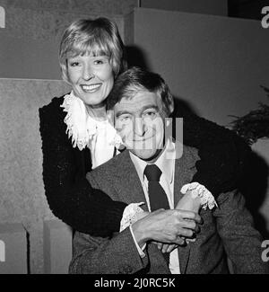 Mary Parkinson se joindra au mari Michael comme co-présentatrice sur « Good Morning Britain » tous les samedis entre 7,00am et 9,15am. Michael Parkinson et Mary Parkinson sont photographiés dans les studios TV-Am. 3rd janvier 1983. Banque D'Images