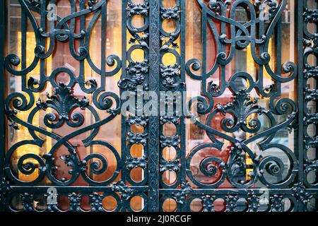 Magnifiques portes en fer forgé à motifs floraux Banque D'Images