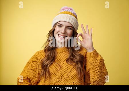 Tout est sous contrôle. Auto-assuré optimiste chance mignon fille show OK geste sourire heureux avoir des choses bien, fin Banque D'Images