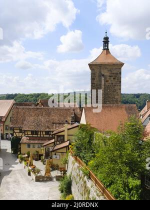 Vue sur la vieille ville avec porte du château, Rothenburg ob der Tauber, Franconie Banque D'Images