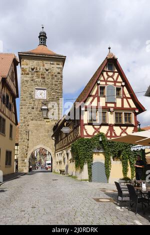 Vieille ville avec porte du château, Rothenburg ob der Tauber, Franconie, Bavière, Allemagne Banque D'Images