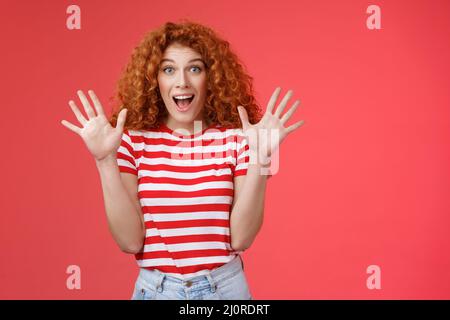 Des nouvelles extrêmement merveilleuses qu'elle a enthousiasmée. Emotive excitée magnifique redhead femme hurle stupéfait surprise lever les mains agitant Banque D'Images