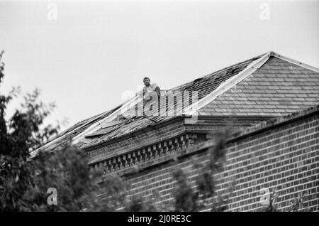 Michael Peterson (alias Charles Bronson) organise une manifestation sur le toit de l'hôpital Broadmoor. 20th juin 1983. Banque D'Images