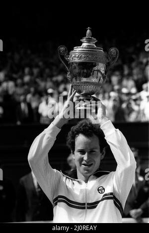 John McEnroe remporte la finale des hommes de Wimbledon en 1984 contre Jimmy Connors Banque D'Images