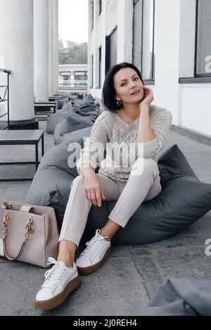 Femme élégante en plein air sur la terrasse de la ville. Heureux Banque D'Images