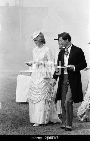 Visite du Prince et de la Princesse de Galles du Canada en juin 1983. Le Prince Charles et la princesse Diana se sont vêtus de mode édouardien pour une soirée au Klondike à Edmonton Park, Edmonton, Alberta. Le prince portait un manteau de grenouille et la princesse une superbe robe de style 1878 pour un cabaret « Naughty » qui ramena le couple royal aux jours de ruée vers l'or. 29th juin 1983. Banque D'Images