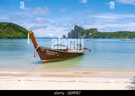 Koh Phi Phi Don Thailand, Longtail bateaux en attente de touristes sur la plage de Kho Phi Don Thailand Banque D'Images