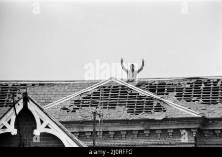 Michael Peterson (alias Charles Bronson) organise une manifestation sur le toit de l'hôpital Broadmoor. 20th juin 1983. Banque D'Images