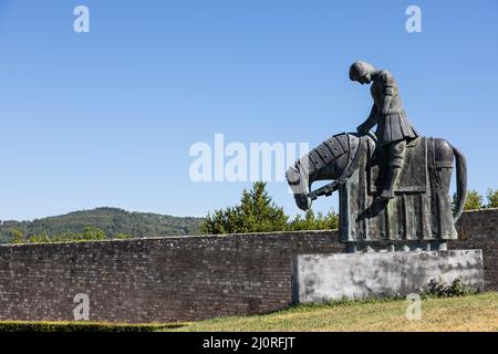 Village d'Assise en Ombrie, Italie.Statue de Saint François.La ville est célèbre pour la plus importante basilique italienne dedica Banque D'Images